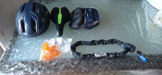 Accesorios para bicicleta: casco, sillín, candado