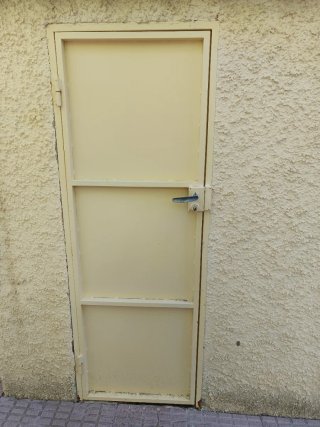 Puerta de hierro color crema