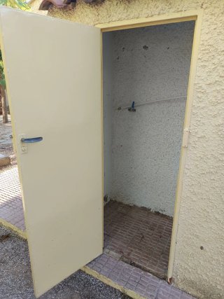 Puerta de hierro color crema