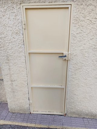 Puerta de hierro color crema