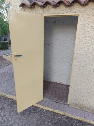 Puerta de hierro color crema
