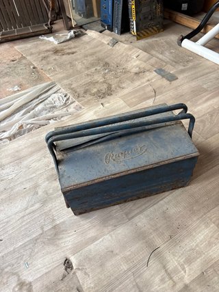 Caja de herramientas antigua azul