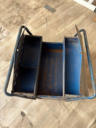 Caja de herramientas antigua azul