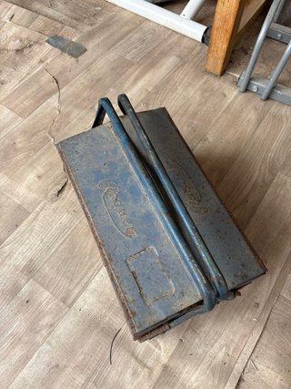 Caja de herramientas antigua azul