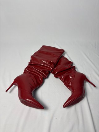 Botas rojas de cuero con tacón alto