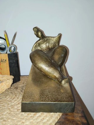 Escultura Bronce Mujer Reclinada