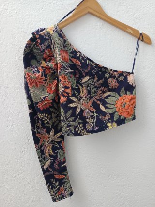 Top Zara floral asimétrico manga larga