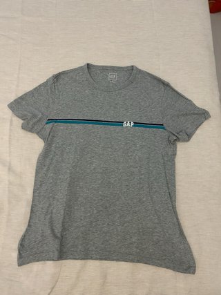Camiseta Gap Gris con detalle de finas Rayas
