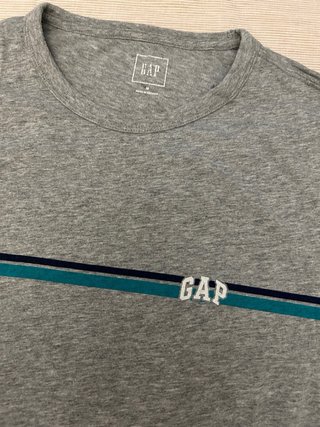 Camiseta Gap Gris con detalle de finas Rayas