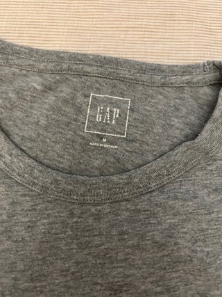 Camiseta Gap Gris con detalle de finas Rayas