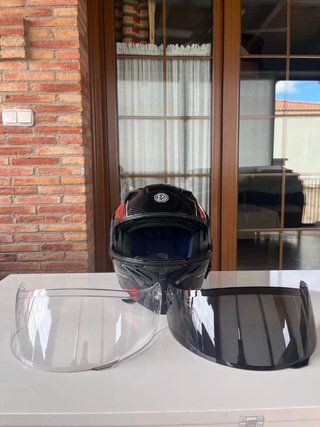 Casco de moto modular negro y rojo
