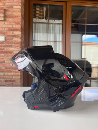 Casco de moto modular negro y rojo