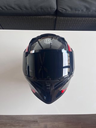 Casco de moto modular negro y rojo