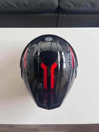 Casco de moto modular negro y rojo