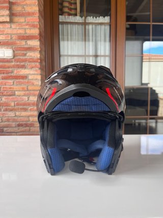 Casco de moto modular negro y rojo