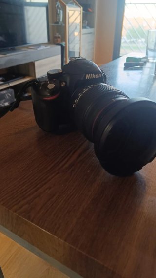 Cámara Nikon D3200 con objetivo y estuche