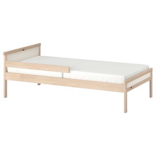 Cama infantil de madera con barrera