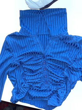 Top azul fruncido con botones