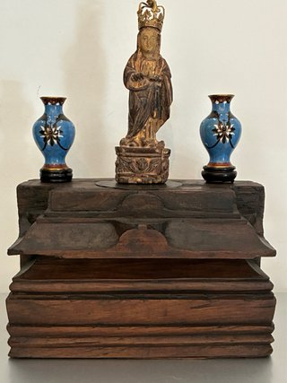 Capitello in teak dell'India coloniale del XIX secolo
