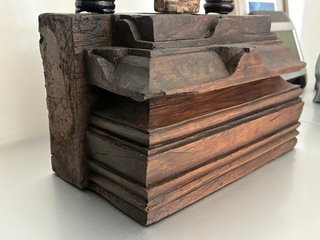 Capitello in teak dell'India coloniale del XIX secolo
