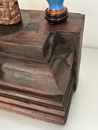 Capitello in teak dell'India coloniale del XIX secolo