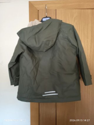 Chubasquero Zara niño verde forro borreguito