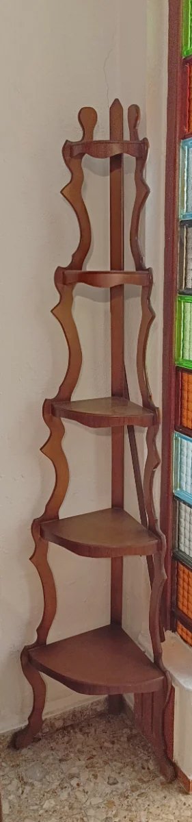Estantería de esquina de madera