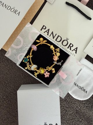 Pulsera Pandora con charms dorados