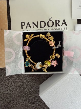 Pulsera Pandora con charms dorados