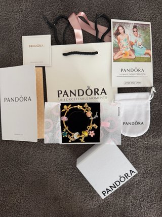 Pulsera Pandora con charms dorados