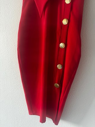 Vestido rojo elegante con botones dorados