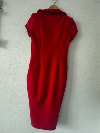 Vestido rojo elegante con botones dorados