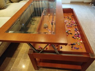 Mesa auxiliar de salón de madera y cristal
