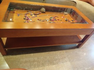 Mesa auxiliar de salón de madera y cristal
