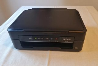 Impresora Epson XP-215 más cartuchos extra.