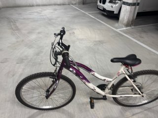 Bicicleta Morada y Blanca