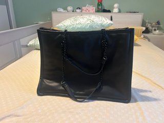 Bolso negro con cadena