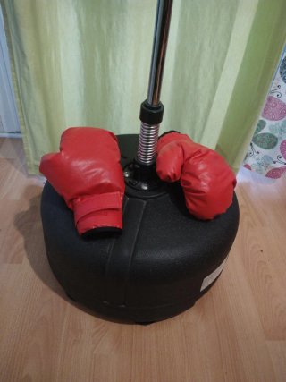 Saco de boxeo con guantes rojos