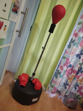 Saco de boxeo con guantes rojos