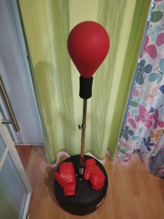 Saco de boxeo con guantes rojos