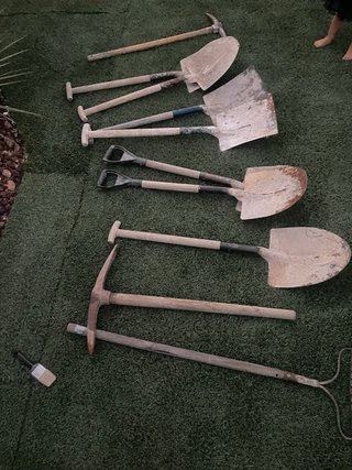 Lote de palas y pico de obra