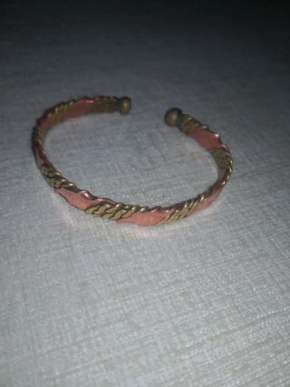 Pulsera artesanal rígida