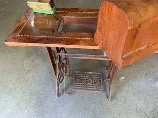 Mueble Máquina Coser Antigua Madera. Marca Sigma