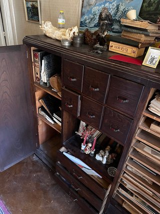 Archivador antiguo de oficina con persiana
