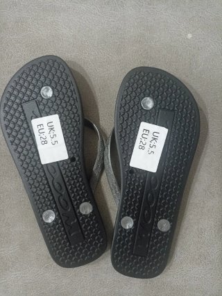 Chanclas negras y plateadas