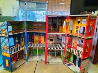 Casa de bomberos de madera con accesorios.