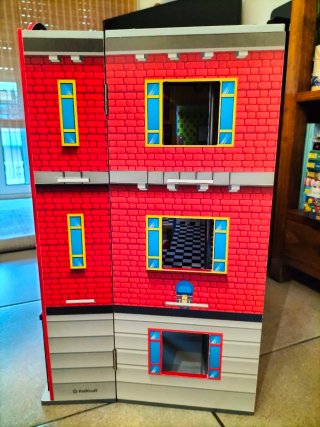 Casa de bomberos de madera con accesorios.