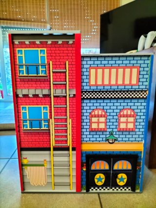 Casa de bomberos de madera con accesorios.