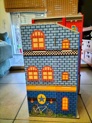 Casa de bomberos de madera con accesorios.