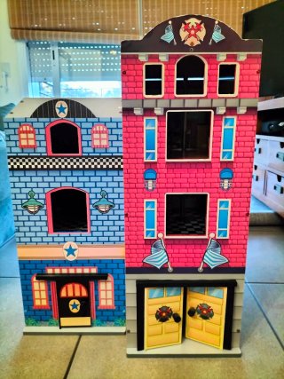 Casa de bomberos de madera con accesorios.